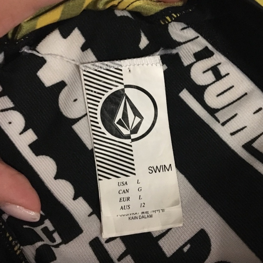 Volcom One Piece Like New - image 2